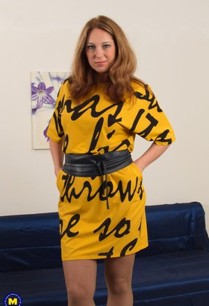 Mature NL pleased to share with you a free gallery with adolescent female in toying her pussy