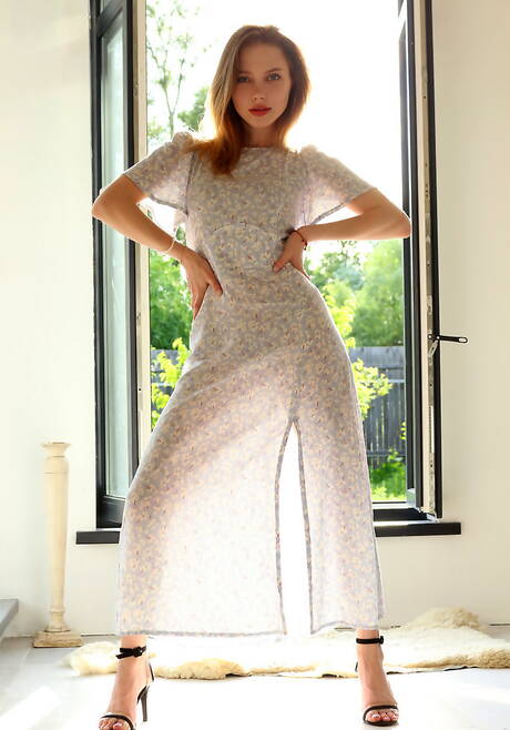 Met Art invite you to explore free photos featuring Scarlet showing sexy shape